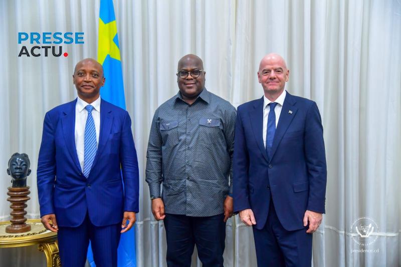 Chef de l'État Félix Tshisekedi, entouré du président de la CAF, Patrice Motsepe et lui de la FIFA, Gianni Infantino. Crédit photo, présidence de la République.