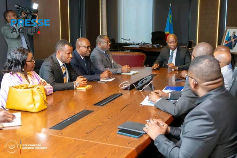 Lors de la rencontre entre le VPM du budget avec  la délégation du Syndicat national des médecins (Synamed), mercredi 8 octobre à Kinshasa.