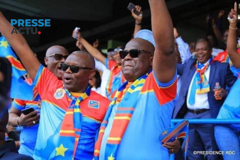 Président Félix Tshisekedi et l'ancien président de l'Assemblée nationale Vital Kamerhe en train de célébrer le but au stade des Martyrs à Kinshasa.