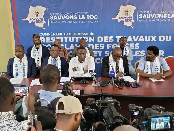 Équipe dirigeante du mouvement de l'opposition « Sauvons la RDC», lors de la première sortie officielle aux médias, vendredi 24 octobre 2025, à Kinshasa.