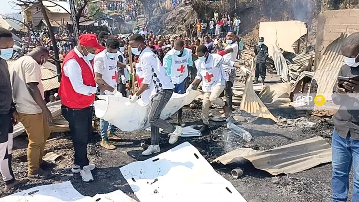 Les volontaires de la Croix-Rouge, en train de dégager les corps des victimes après l'incendie d'origine inconnu, à Bukavu, dans la province du Sud-Kivu à l'Est de la République démocratique du Congo (RDC). Crédit photo ( ACP).