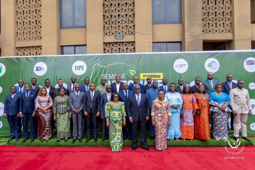 Photo de famille, après le premier jour du lancement officiel de la  première édition de la Semaine nationale du Climat, par le président Félix Tshisekedi, à Kinshasa. Crédit photo présidence de la République.