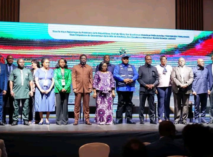 Photo de famille après le lancement officiel du Forum économique sur l’assainissement durable, à Kinshasa capitale de la RDC.  Crédit photo, gouvernorat de Kinshasa.