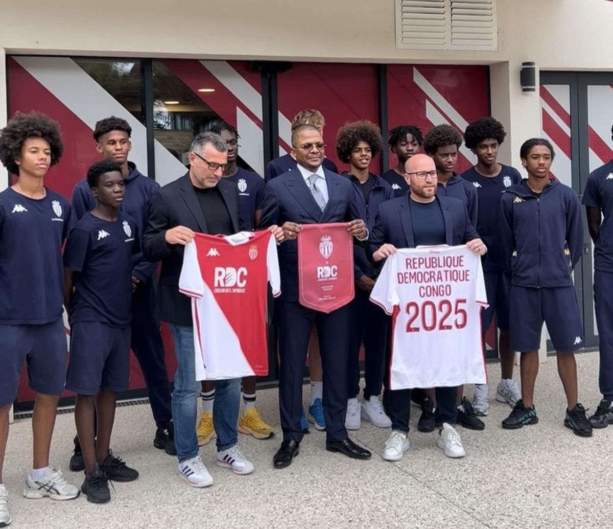 Lors de la signature d'un partenariat sportif entre le gouvernement congolais représenté par  le ministre des sports et loisirs Didier Budimbu avec l'AS Monaco,  équipe de la Ligue 1 du championnat français.