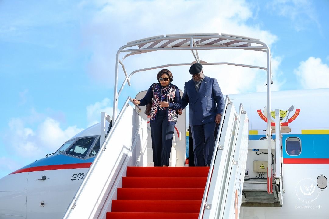 Lors de la descente du couple présidentiel de l'avion à l'aéroport international de Paris, en France.