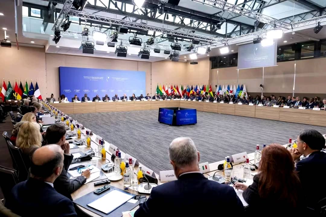 Vue d'ensemble des participants au cours de la conférence internationale sur la crise humanitaire dans la région des Grands Lacs, jeudi 30 octobre 2025, à Paris en France.