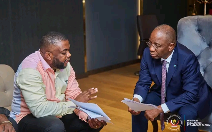 Guillaume Ngefa, ministre de la justice de la RDC, reçoit reçoit le père de la petite Dahlia, victime de l’effondrement du mur du Cercle Hippique, à Kinshasa. Crédit photo cellule de la communication.