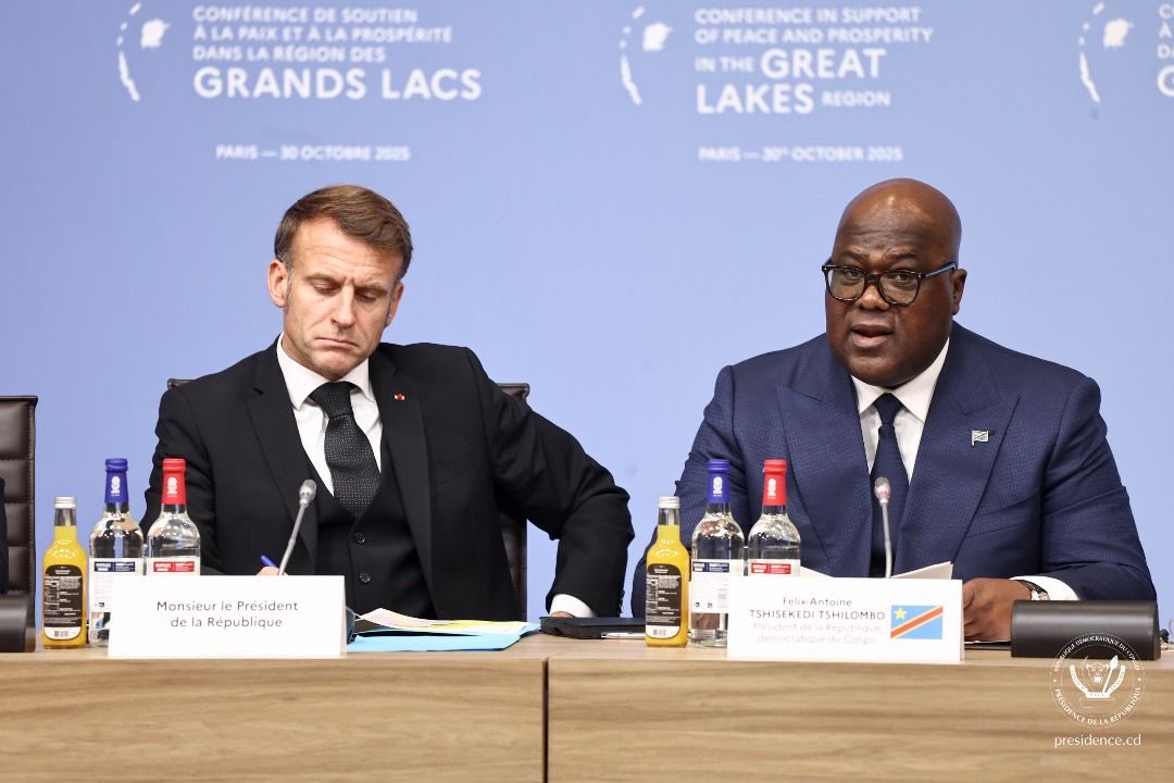 Félix Tshisekedi, président de la RDC assis aux côtés de son homologue français Emmanuel Macron lors de la Conférence de soutien à la paix et à la prospérité dans la région des Grands Lacs,  à Paris en France.