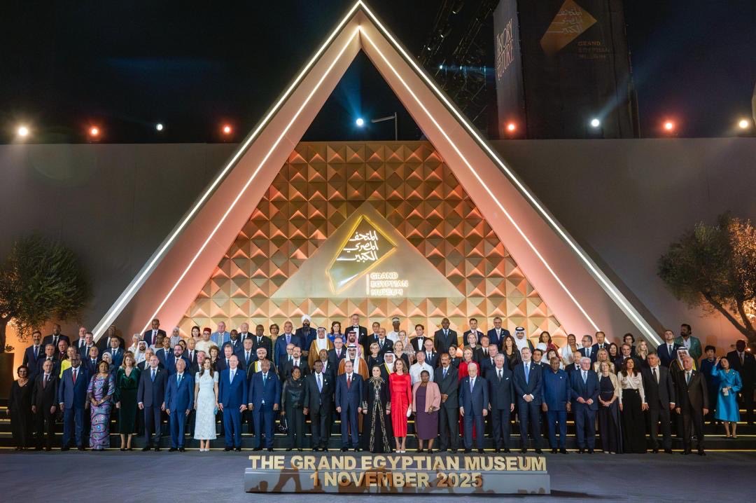 Vue d'ensemble des autorités devant le  Grand Musée d’Égypte (GEM), au Caire, l'or de son inauguration samedi 01 novembre 2025.