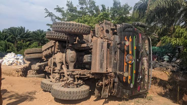 Photo d'illustration d'un camion remorque renversé.