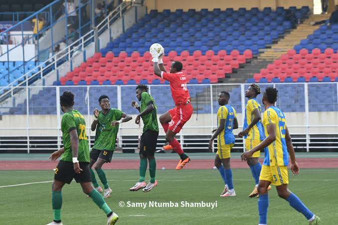 Les deux équipes en lice pour les interclubs africains, lors d'une rencontre du championnat national Linafoot au stade des Martyrs de Kinshasa. LUPOPO qualifié pour la Ligue des Champions, en jeune bleu et Maniema Union, qualifié en Coupe de Confédér