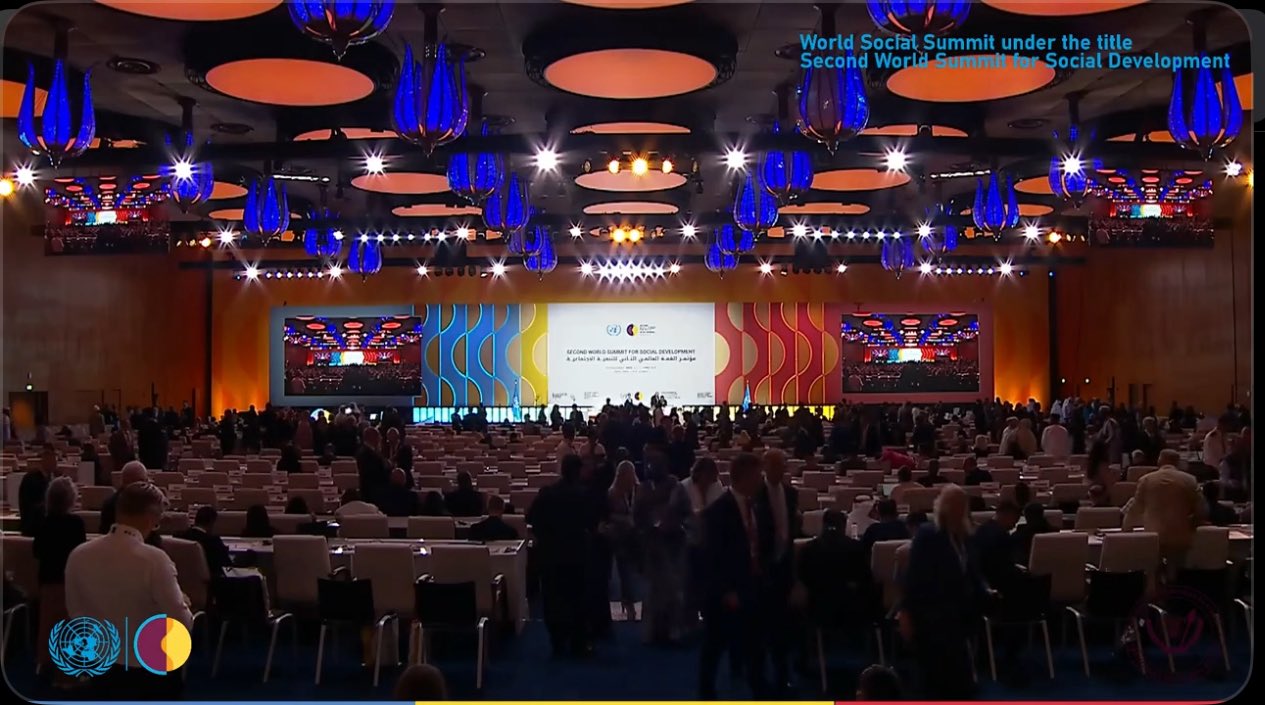 Vue d'ensemble de la salle où se tient le deuxième  Sommet international,  pour le développement social.
