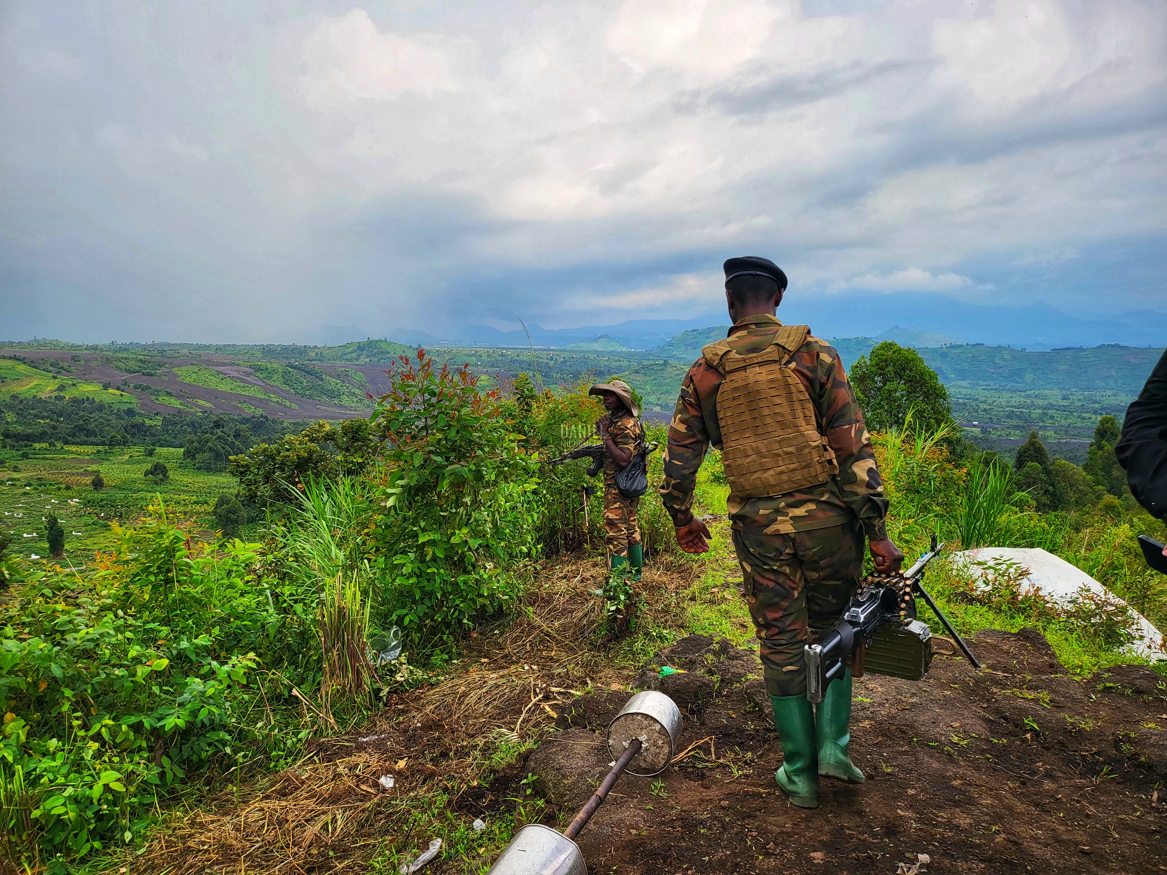 Photo d'illustration de tiers. Des militaires armés.