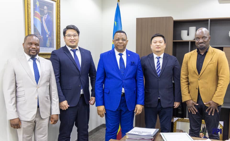 (Photo de famille),   le DG du Fonds de Promotion de l'Industrie, Ntumba BATUKONKE Hervé-Claude entouré de ses hôtes, de la multinationale chinoise COENG à l'issue de la rencontre dans son bureau se travail.