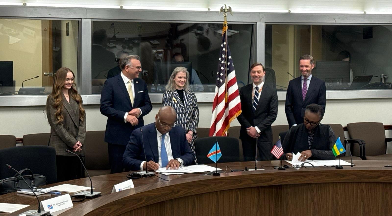Lors de la signature du  texte intégral du Cadre d’intégration économique régionale (CIER), entre Kinshasa et Kigali, à Washington sous l'égide des États-Unis d'Amérique.