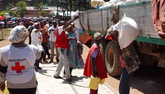 ( Photo d'illustration). Les déplacés de guerre reçoivent de l'aide humanitaire et alimentaire du Comité international de la Croix-Rouge (CICR).