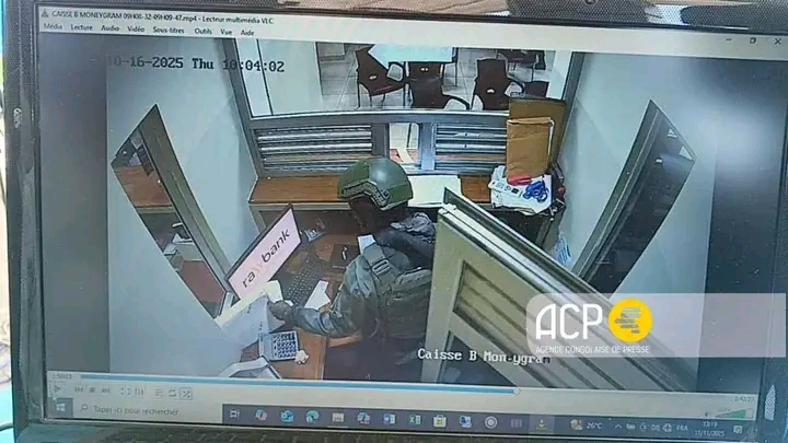 L'image d'un militaire dans l'un des guichets à la Rawbank Victoire, lors du braquage spectaculaire, survenu le 16 octobre 2025. Crédit photo ACP