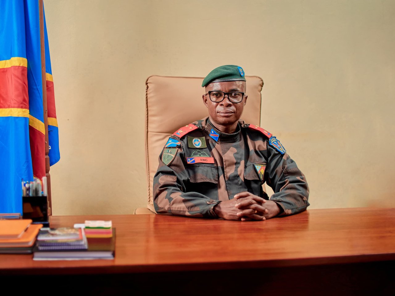 Le général Évariste Kakule Somo, gouverneur militaire du Nord Kivu, dans son bureau provisoire à Beni, en février 2025. ©
