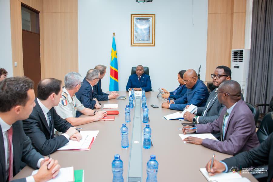 Lors d'une séance de travail présidée par le vice-premier ministre de l'intérieur sécurité et affaires coutumières Jacquemain Shabani, sur le renouvellement du mandat de la Monusco en RDC, avec une délégation française à Kinshasa. Crédit photo, Cellu
