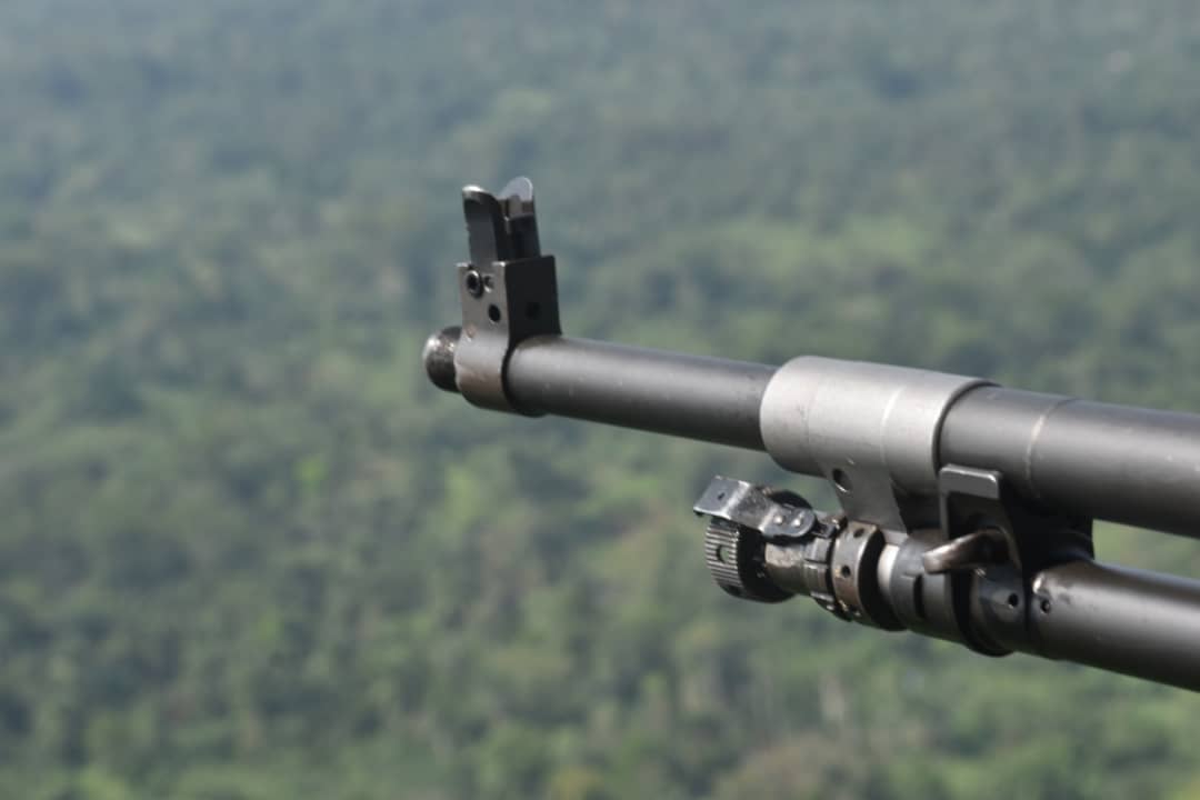 Vue d'un canon d'arme d'un hélicoptère militaire en plein survole dans le Nord-Kivu.