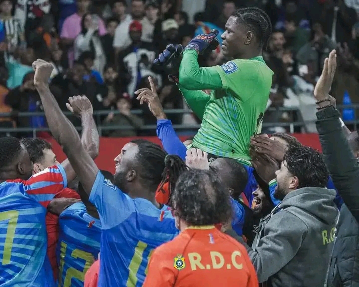 La célébration des Léopards seniors messieurs après la qualification pour les barrages intercontinentaux face au Nigeria après une séance fatidique des tirs au but.