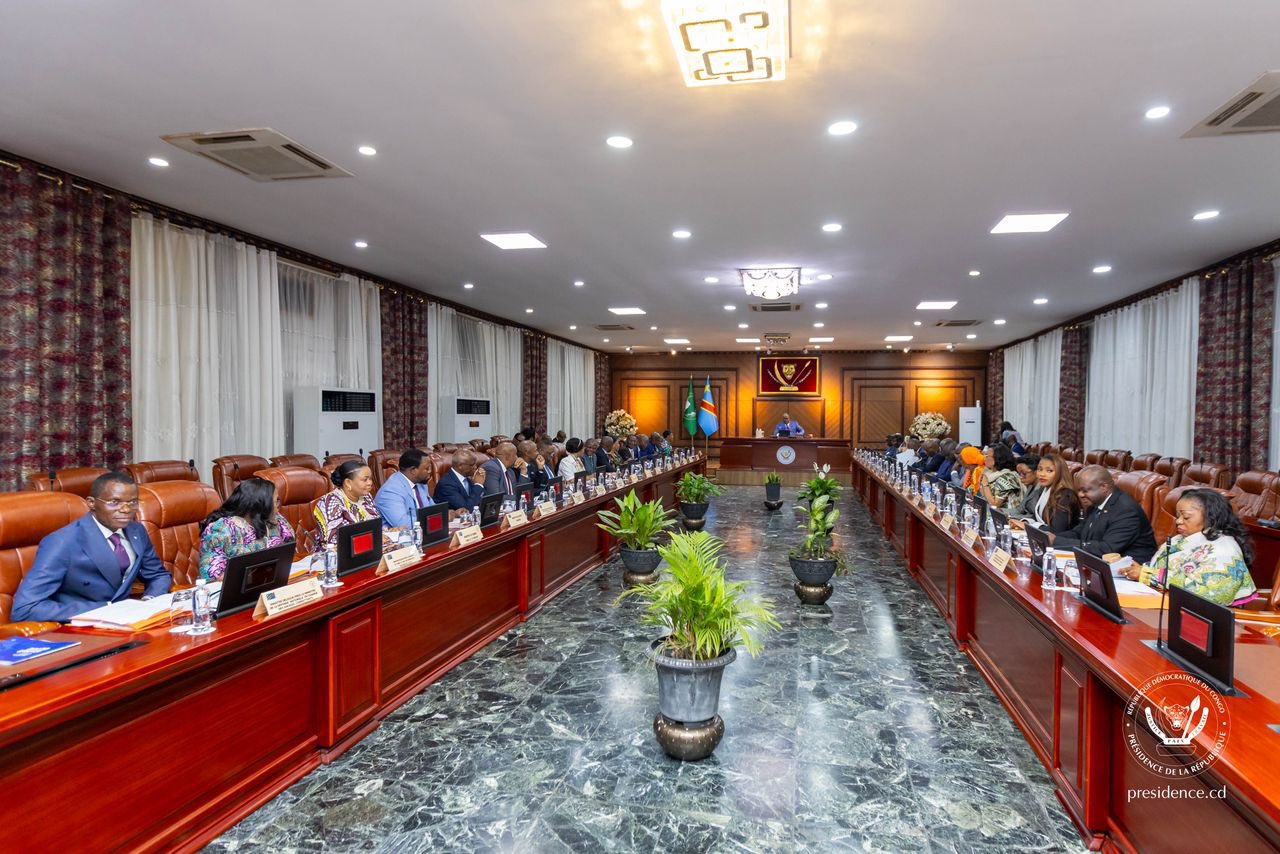 Les membres du gouvernement congolais Suminwa, au cours de la dernière réunion du Conseil des ministres.