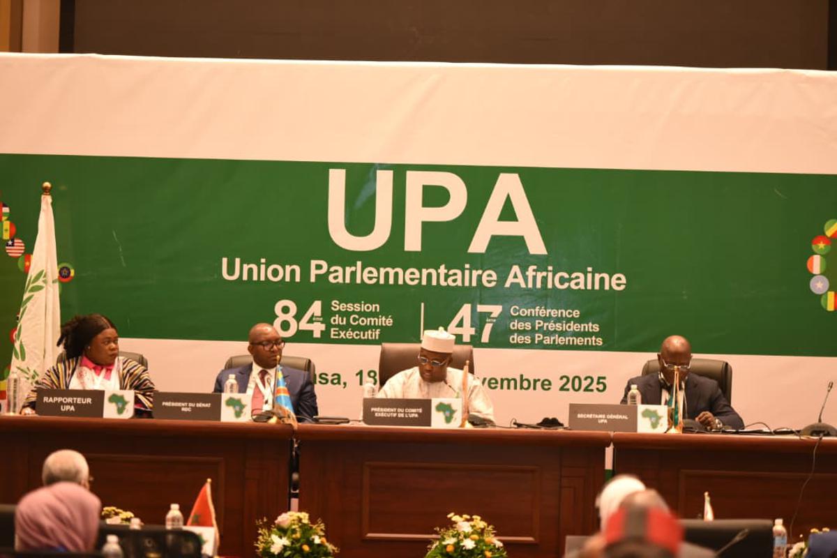 Tribune de la 84ᵉ session du Comité exécutif de l’Union parlementaire africaine (UPA), ouverte mardi 18 novembre 2025, à Kinshasa.