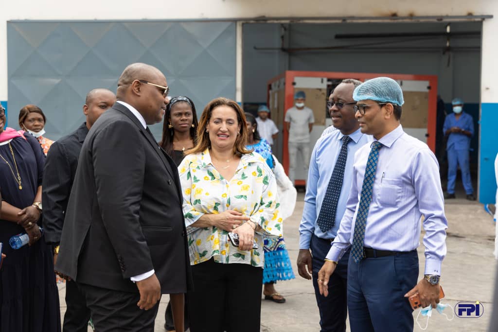 Blaise MASTAKY, Directeur Général adjoint du Fonds de Promotion de l'industrie (FPI ) lors d'une visite de travail effectuée à l’usine African Foods and Beverages Sarl (AFB). Crédit photo CCP FPI.