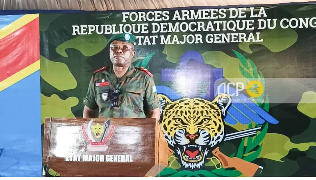 Le général-major Sylvain Ekenge porte-parole des FARDC, lors du point de presse tenu à Kinshasa capitale de la République démocratique du Congo (RDC), tenu samedi 22 novembre 2025. Crédit photo ACP.