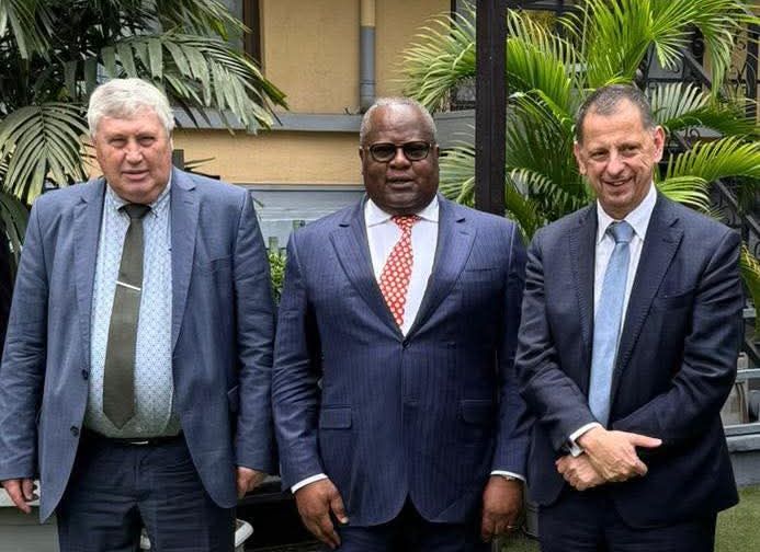 Photo de famille à l'issue de la rencontre entre le Directeur général des Affaires consulaires, Joris Salden, et le Directeur général de l’Office des Étrangers, Freddy Rosemont.