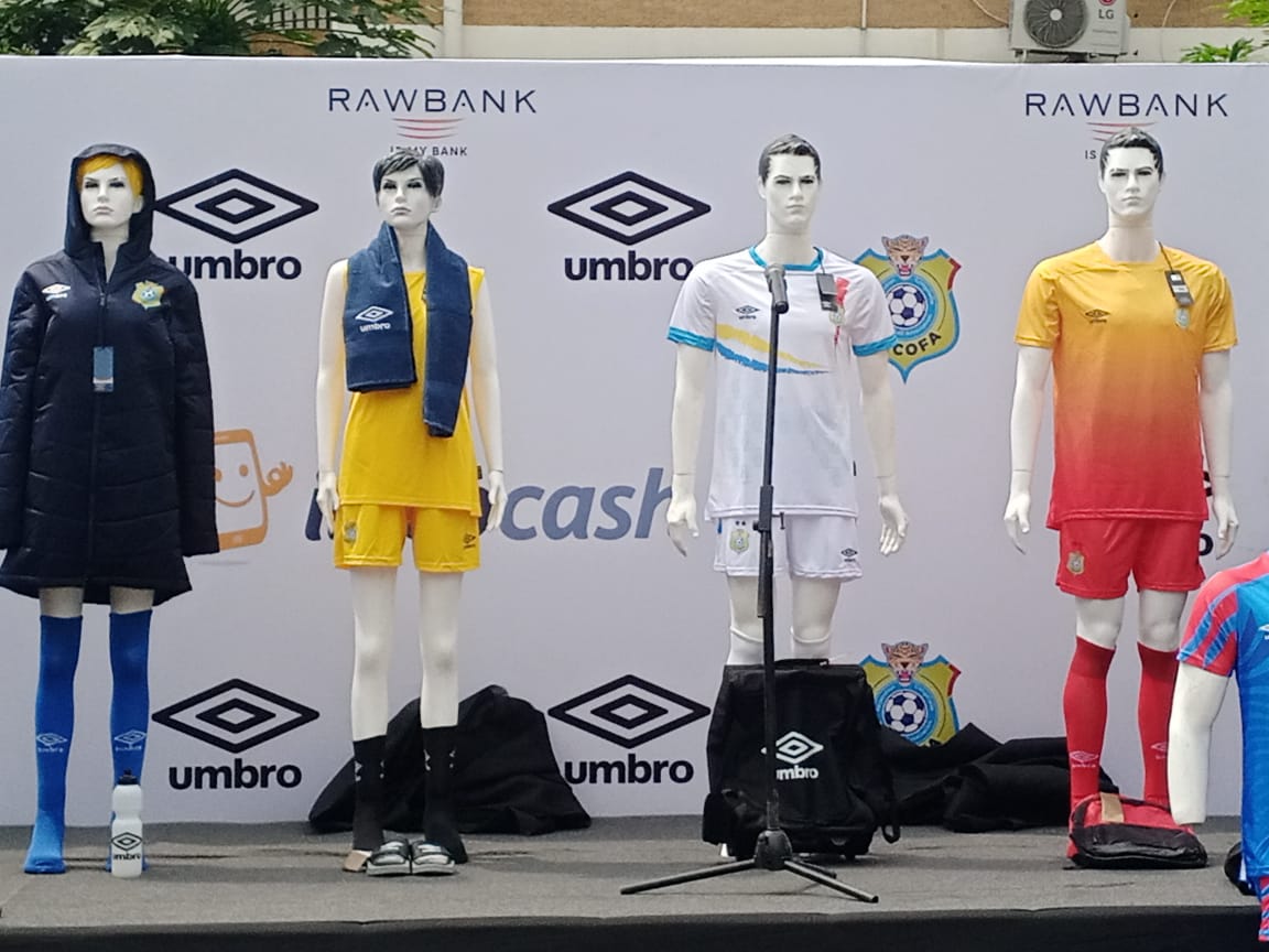 La Fédération congolaise de football Association (FECOFA) a dévoilé mercredi 14 juin 2023 à Kinshasa les nouveaux maillots des Léopards messieurs et dames, œuvres du nouvel équipementier UMBRO.