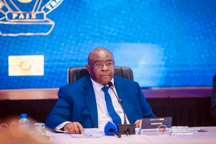 Jean-Pierre Bemba, vice-premier ministre des transports, lors de son intervention, mercredi 26 novembre au Forum Makutano édition 2025, organisé à Kinshasa.  Crédit photo CelluleCom ministère.