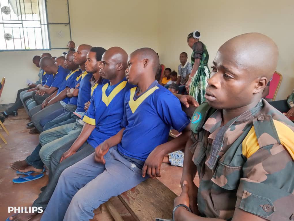 Les 12 prévenus devant le tribunal militaire de garnison de Walikale, dans la province du Nord-Kivu.  Photo tiers