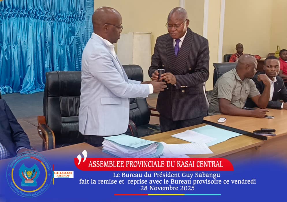 Lors de la cérémonie de remise et reprise entre le bureau provisoire de l'Assemblée provinciale du Kasaï-central, avec le nouveau président, Honorable Guy Sabangu Kashala , vendredi 28 novembre 2025.