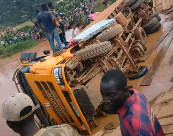 Camion de couleur orange, barricade la route. Crédit photo ACP.