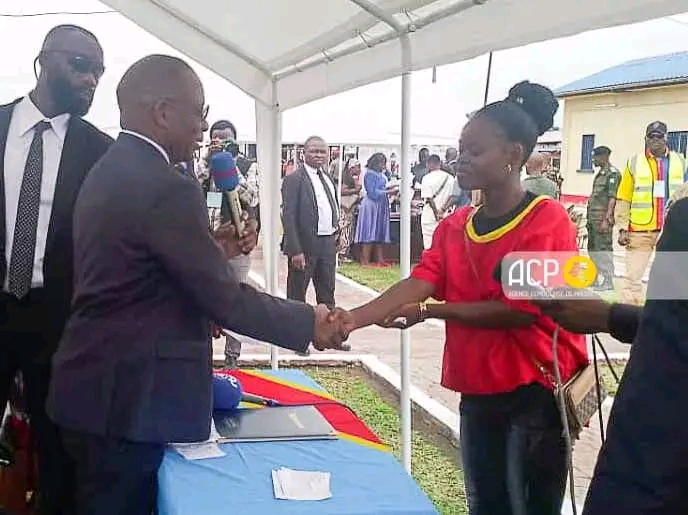 Lors de la cérémonie de libération de 61 détenus à la prison centrale de Makala à Kinshasa, présidée par le ministre de la justice, Guillaume Ngefa, lundi 01 décembre 2025. Crédit photo, ACP.