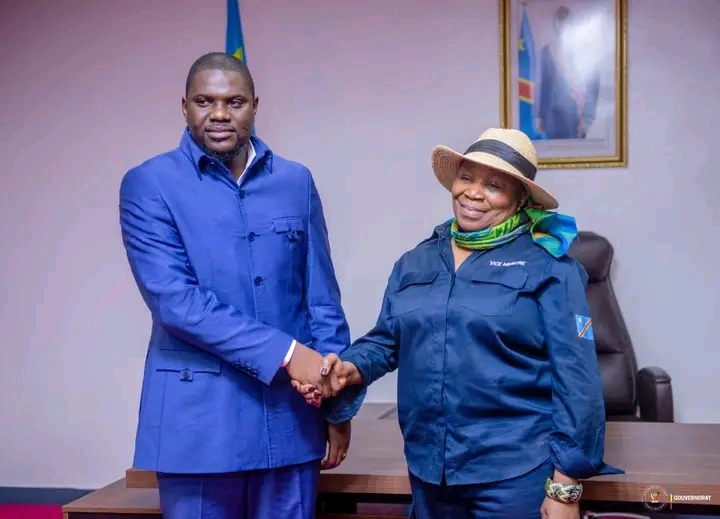 Un poignée de main entre le Grâce Nkuanga Masuangi Bilolo, gouverneur du Kongo-Central avecla vice-ministre de l’Intérieur, de la RDC, Eugénie Tshiela Kamba,  lors de son arrivée à Matadi, dans le cadre d'une mission officielle, mardi 2 décembre 2025