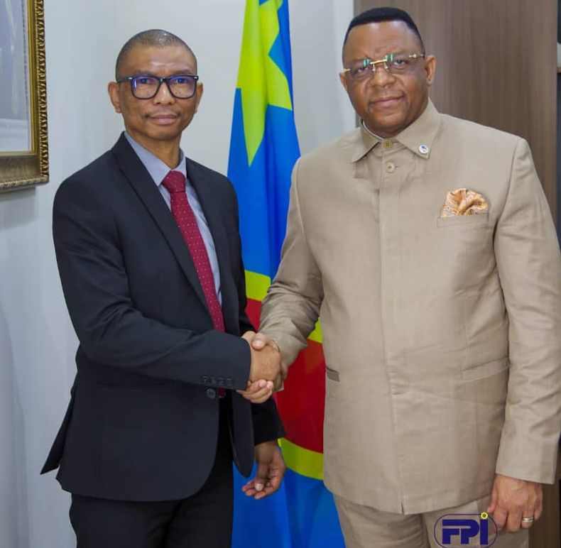 Lors de la rencontre entre Ntumba BATUKONKE Hervé-Claude, Directeur Général du Fonds de Promotion de l'Industrie, avec  le chargé d'affaires sud-africain Matiwane, dans le cadre d'une prise de contact en prélude d'une mission économique qui se tiendr