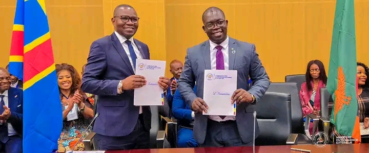 Lors de la cérémonie de signature de l'accord entre  le ministre du commerce extérieur congolais,  Julien Paluku Kahongya et de son homologue zambien du Commerce et de l’Industrie, Chipoka Mulenga, jeudi 04 décembre 2025, en marge de la 46ᵉ réunion d