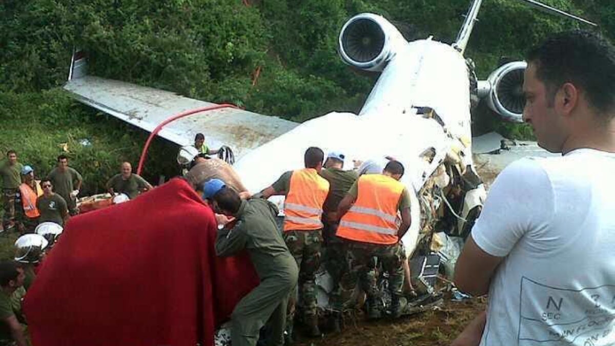 L'image de l'hélicoptère fracassé après un crash.