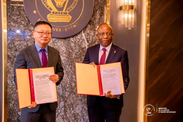 Lors de la signature de l'accord de donation entre la Chine et la RDC.