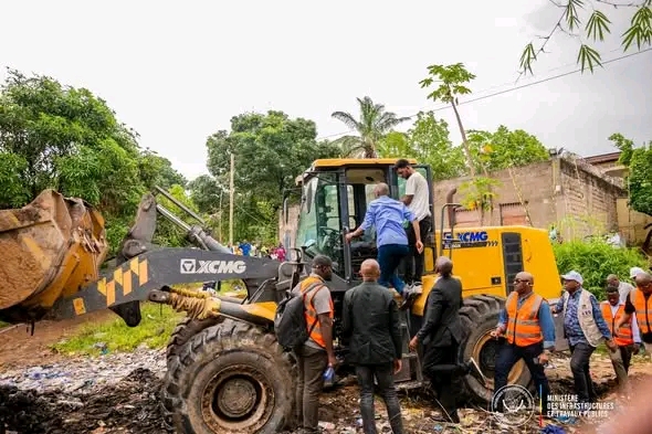 Lors de la cérémonie officielle du lancement des travaux par John Banza Lunda, ministre des Infrastructures et Travaux publics, de la RDC, à Kinshasa. Crédit photo CelluleCom ministère.