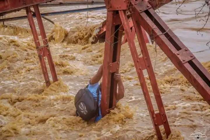 Une victime cherchant à se sauver lors de l'effondrement de l'ancien Pont-Ville à Bima.