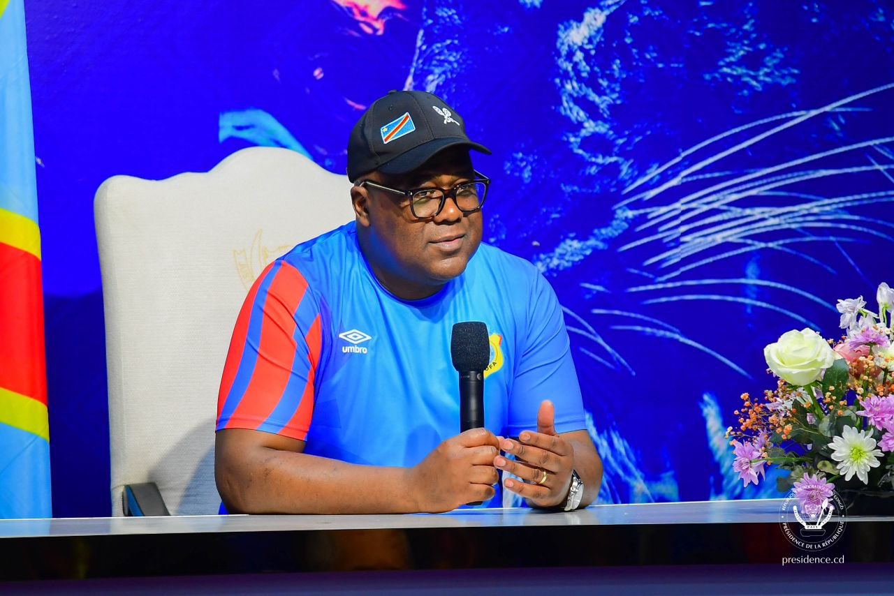 Félix Tshisekedi, président de la RDC, lors de la réception des Léopards seniors messieurs, après leur victoire face au Nigeria, dans le cadre de la finale des barrages mondial 2026, zone Afrique.