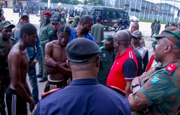 Lors d'escorte des présumés criminels interpellés par la PNC et FARDC à Kinshasa, capitale de la République démocratique du Congo (RDC), samedi 13 décembre 2025. Crédit photo ACP.