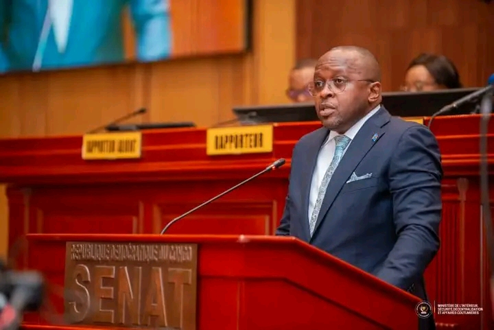 Jacquemain Shabani, vice-premier ministre de l'intérieur sécurité et affaires coutumières, devant le sénat, dimanche 14 décembre 2025. Crédit photo, CelluleCom ministère.
