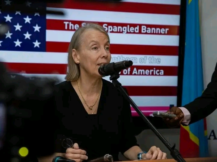 L'ambassadrice des États-Unis d’Amérique en République démocratique du Congo, Lucy Tamlyn, lors d'un point de presse tenu à Kinshasa, capitale de la RDC, pour expliquer le contenu des accords de Washington, lundi 15 décembre 2025.