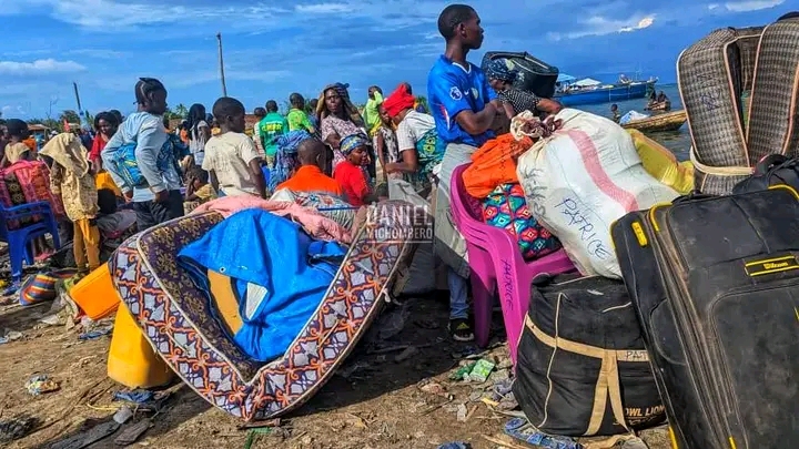 Les réfugiés congolais fuyant les hostilités des rebelles de l'AFC-M23, au bord du Lac Tanganyika. Crédit photo, Daniel Michombero.