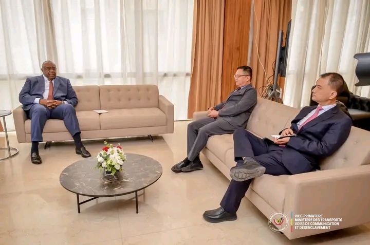Lors de la rencontre entre le VPM des transports, Jean-Pierre Bemba avec  , l’ambassadeur de Chine en RDC, Zhao Bin,