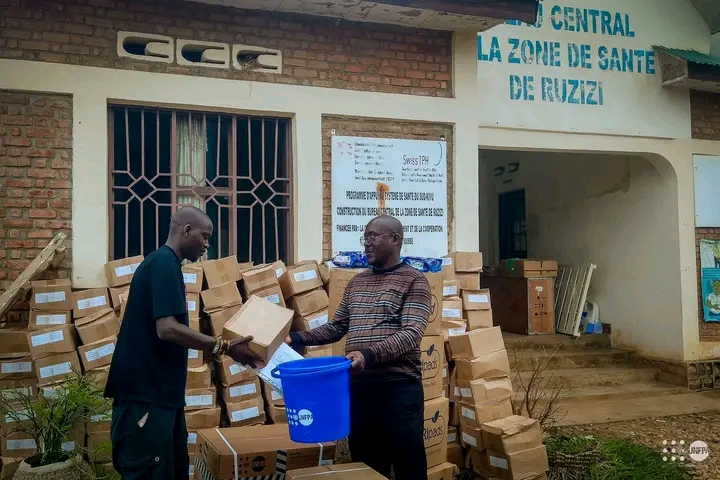 Remise des kits médicaux pour sauver des vies des victimes, dans la ville d'Uvira au Sud-Kivu.